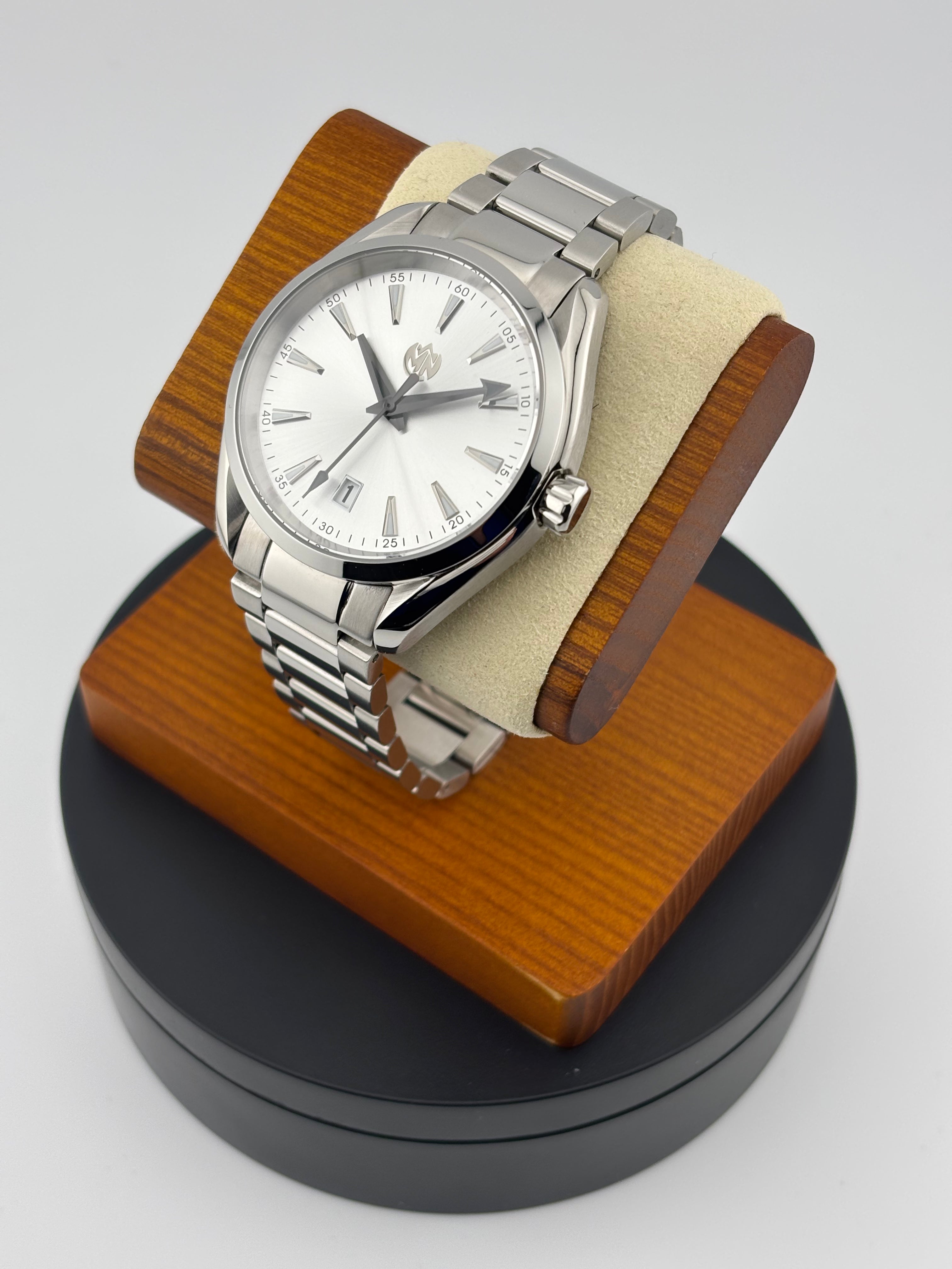 Mechanical sports watch with stainless steel case and bracelet, lumed hands and markers