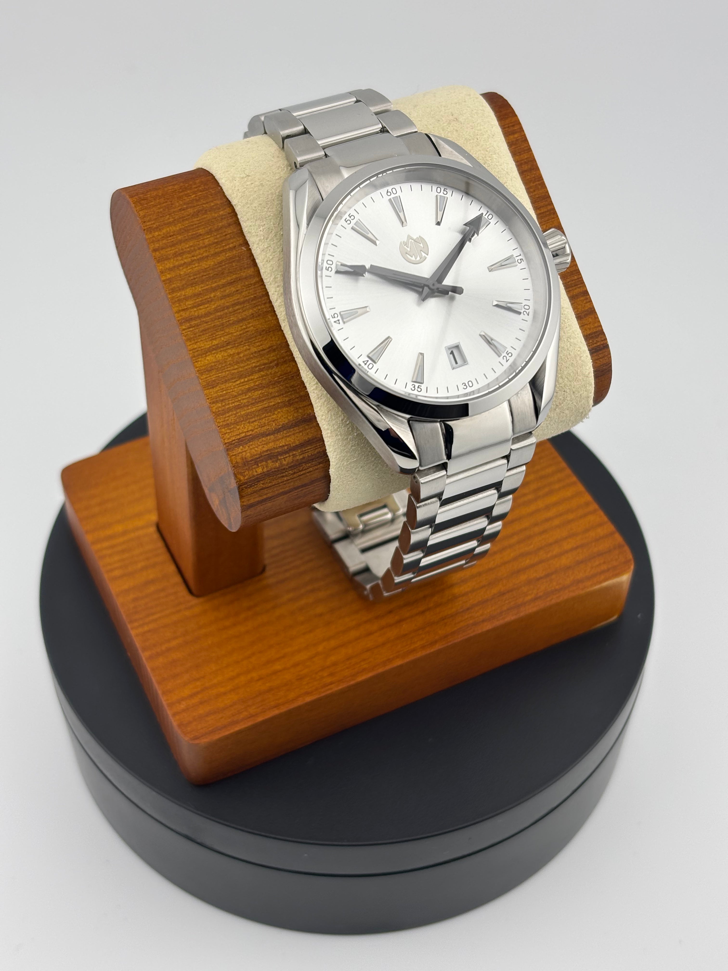 Mechanical sports watch with stainless steel case and bracelet, lumed hands and markers